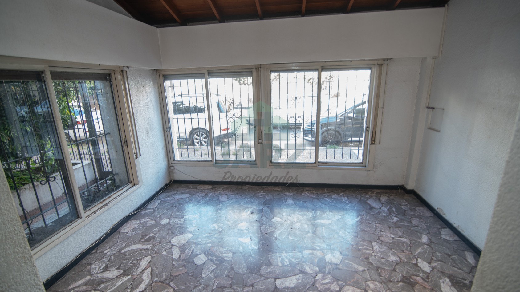 RETASADA! VENTA DE CHALET CON ESTILO COLONIAL EN RAMOS MEJIA