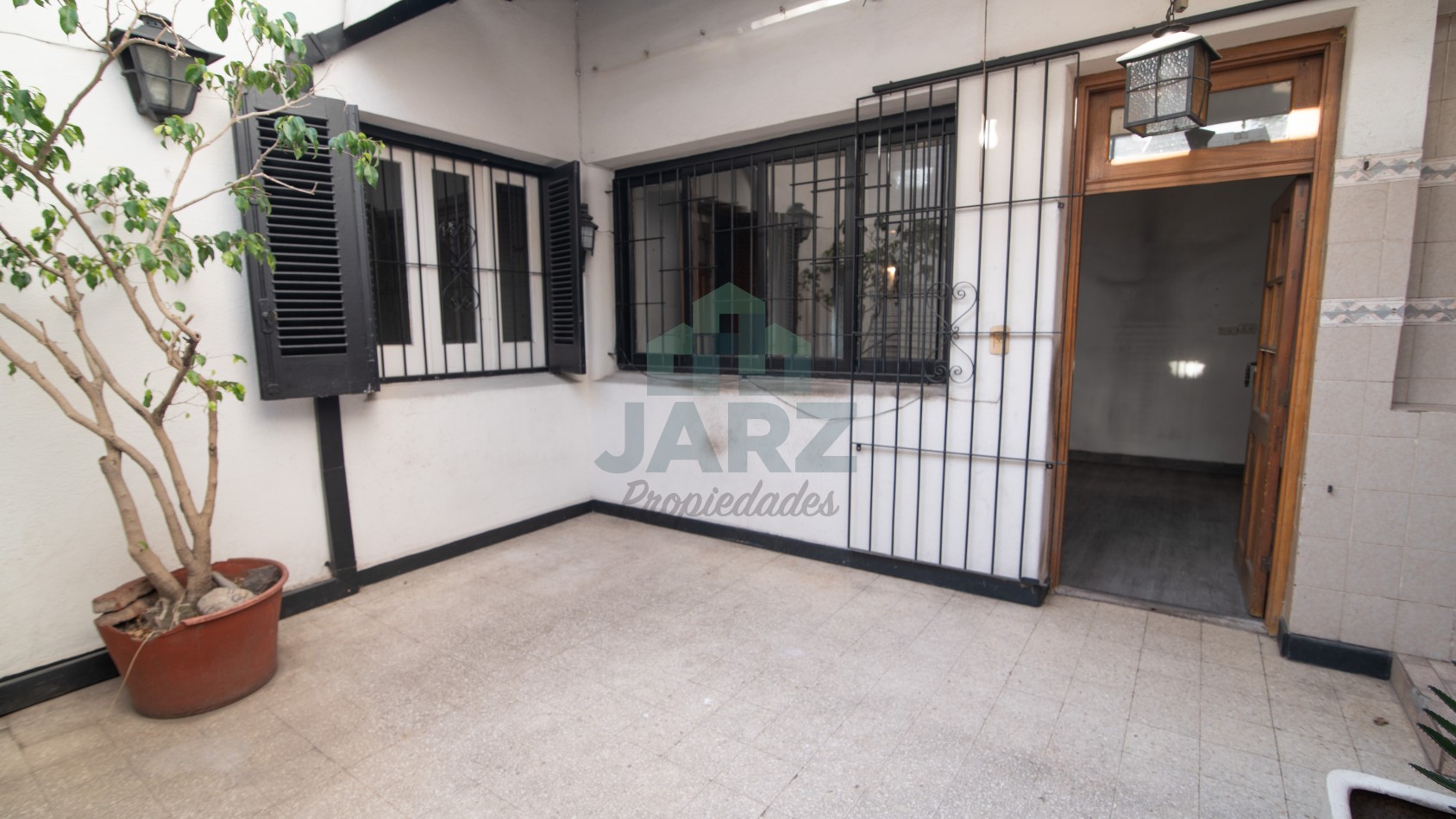 RETASADA! VENTA DE CHALET CON ESTILO COLONIAL EN RAMOS MEJIA