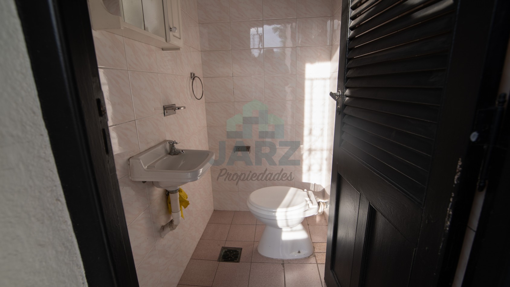 RETASADA! VENTA DE CHALET CON ESTILO COLONIAL EN RAMOS MEJIA