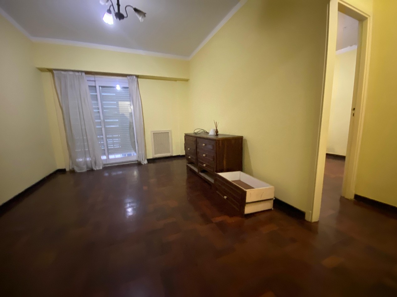 Oportunidad en Casco Historico VENTA - 3 Ambientes a Reciclar con Patio
