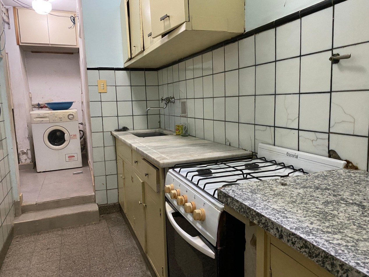 Oportunidad en Casco Historico VENTA - 3 Ambientes a Reciclar con Patio