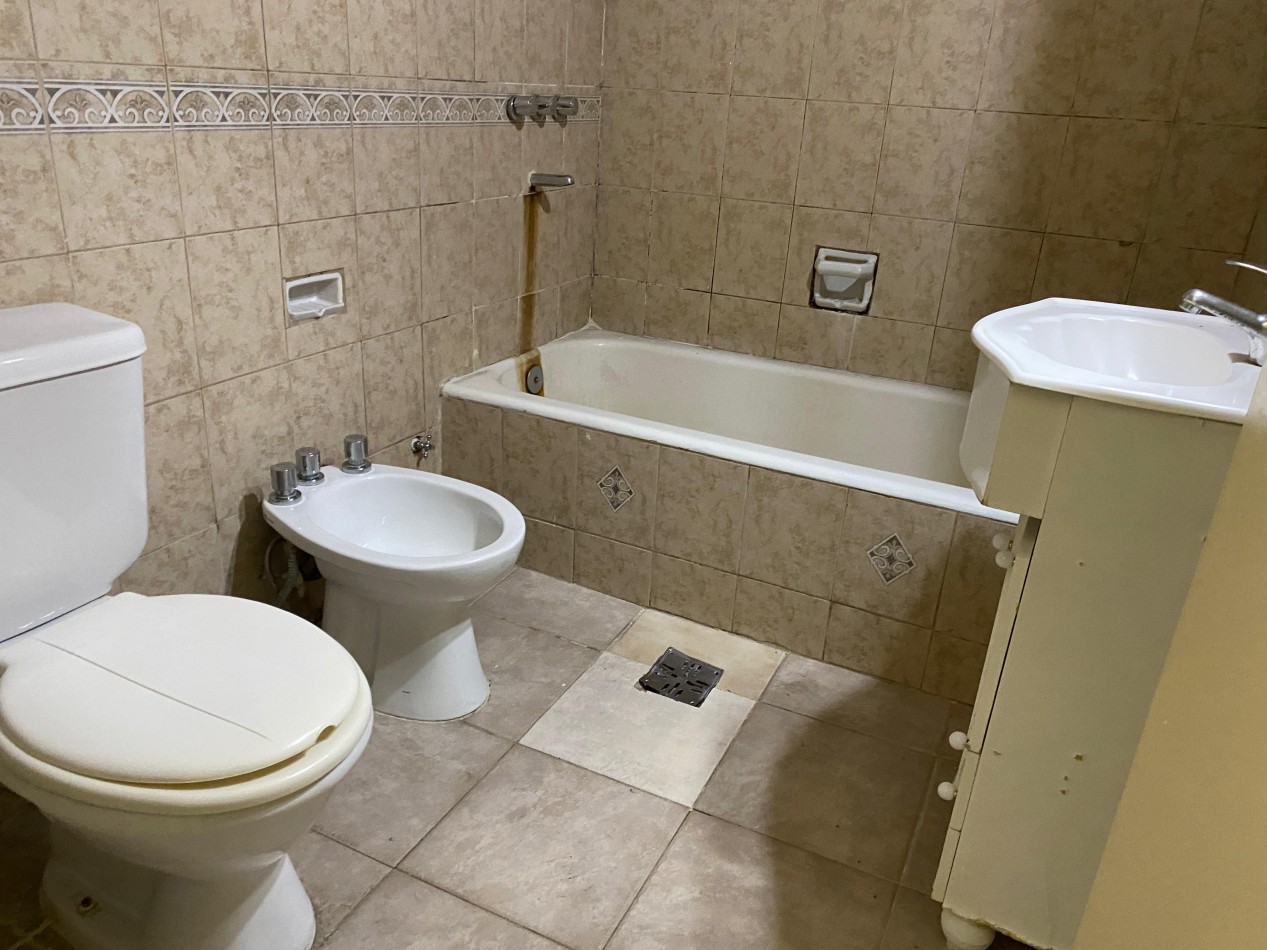 Oportunidad en Casco Historico VENTA - 3 Ambientes a Reciclar con Patio