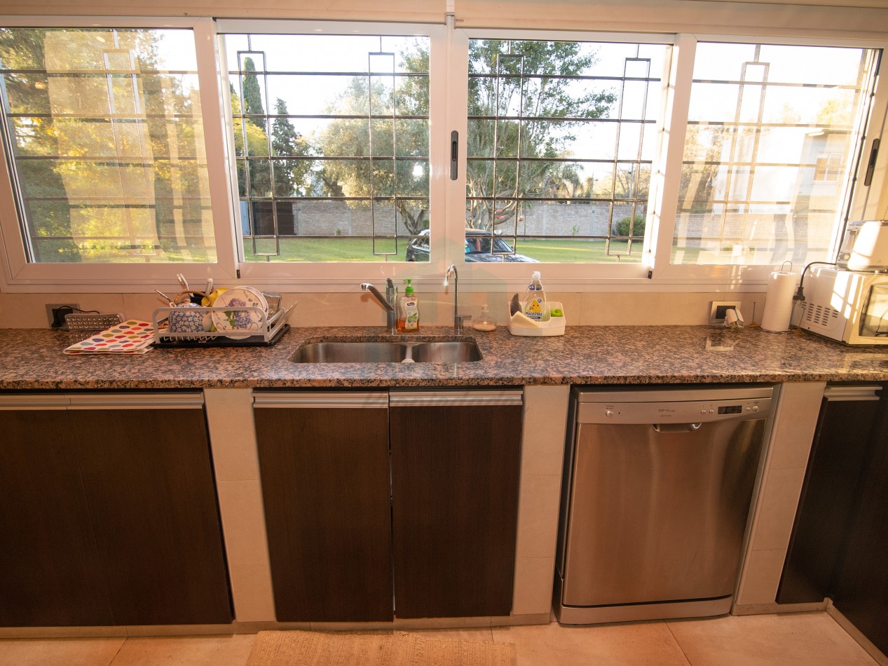 VENTA CASA QUINTA EN RANELAGH CON PARRILLA PARQUE 
