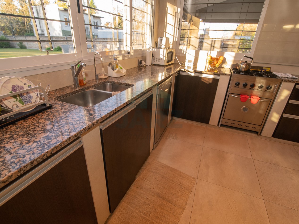 VENTA CASA QUINTA EN RANELAGH CON PARRILLA PARQUE 