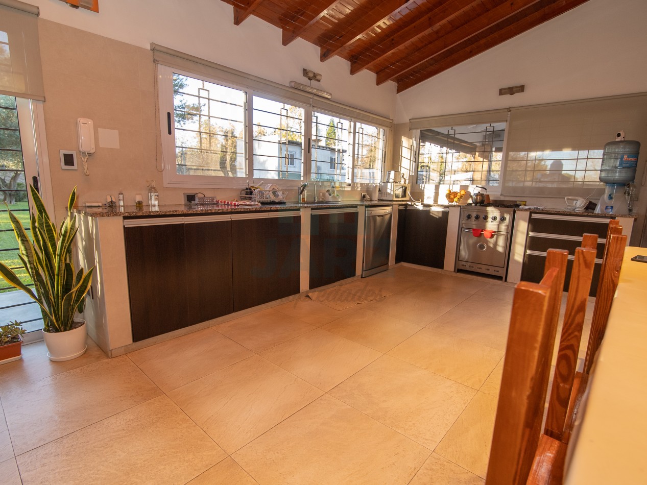 VENTA CASA QUINTA EN RANELAGH CON PARRILLA PARQUE 