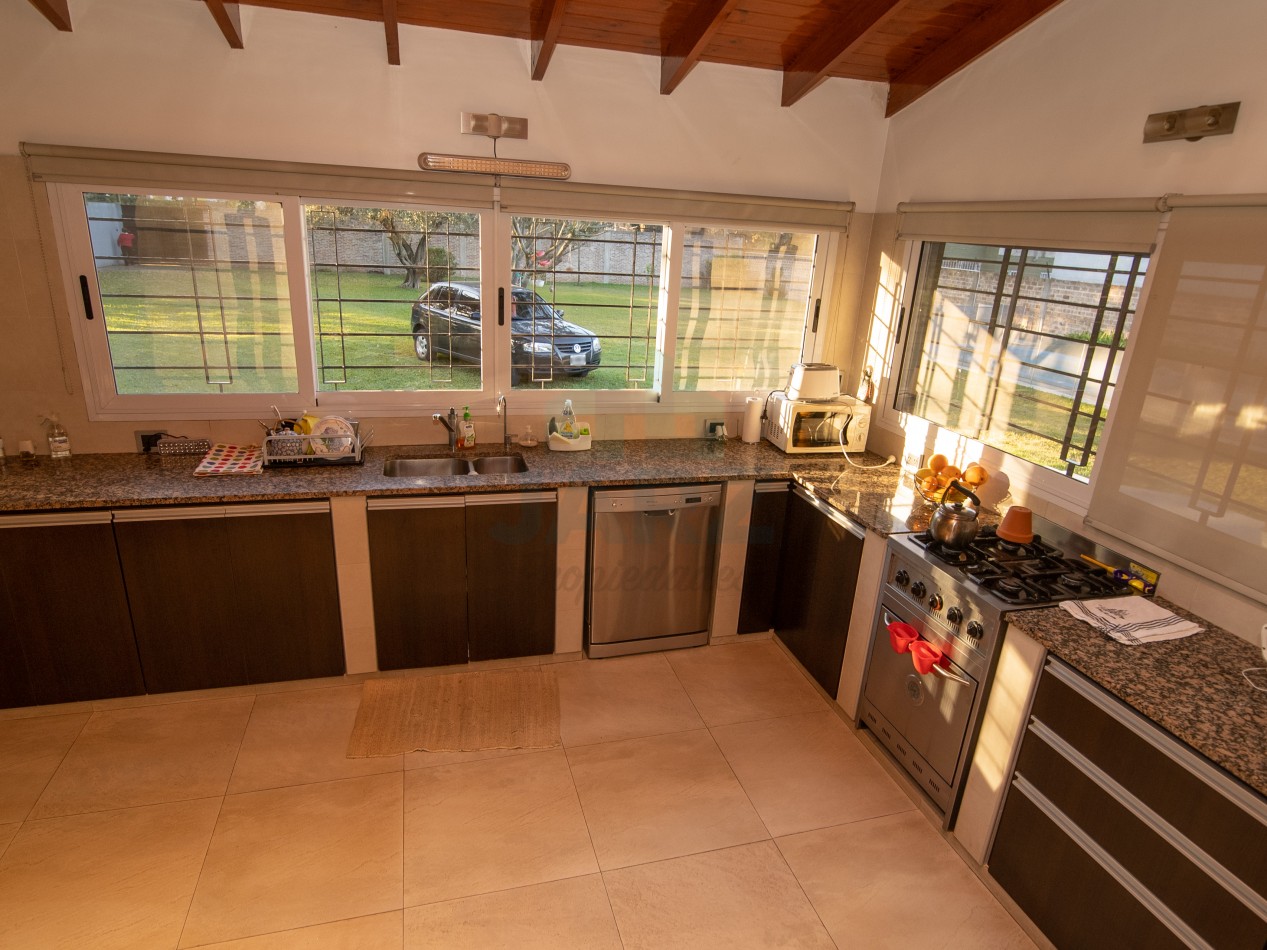 VENTA CASA QUINTA EN RANELAGH CON PARRILLA PARQUE 