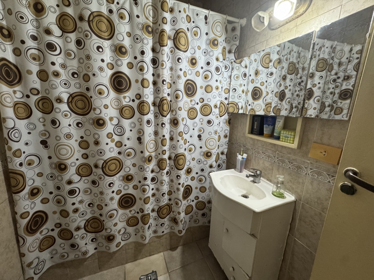 Oportunidad en Casco Historico VENTA - 3 Ambientes a Reciclar con Patio