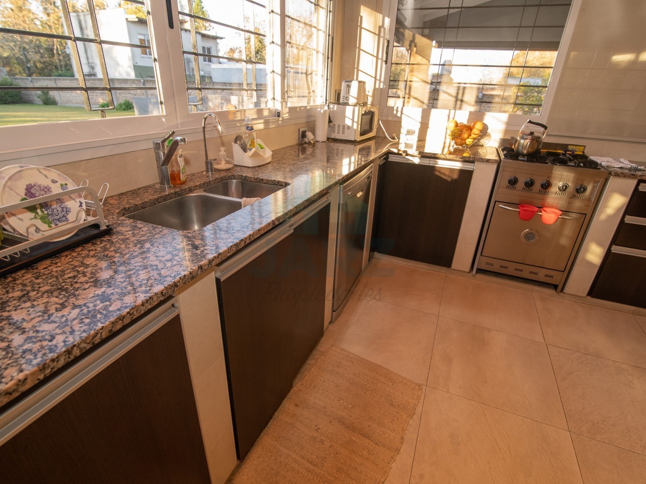 VENTA CASA EN RANELAGH CON PARRILLA PARQUE 