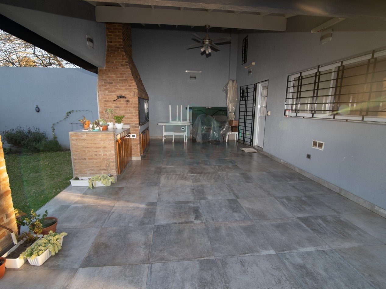 VENTA CASA EN RANELAGH CON PARRILLA PARQUE 