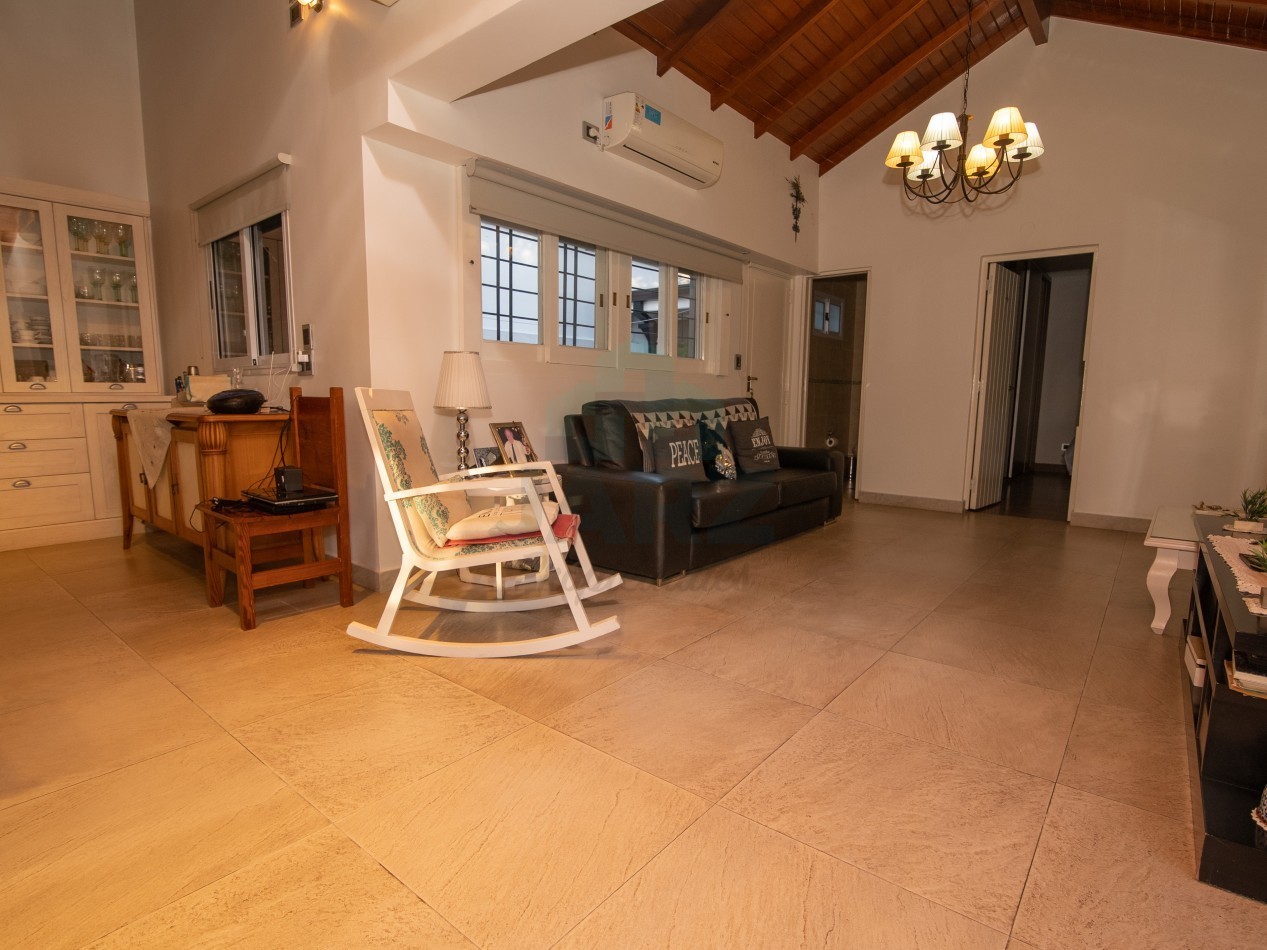 VENTA CASA EN RANELAGH CON PARRILLA PARQUE 